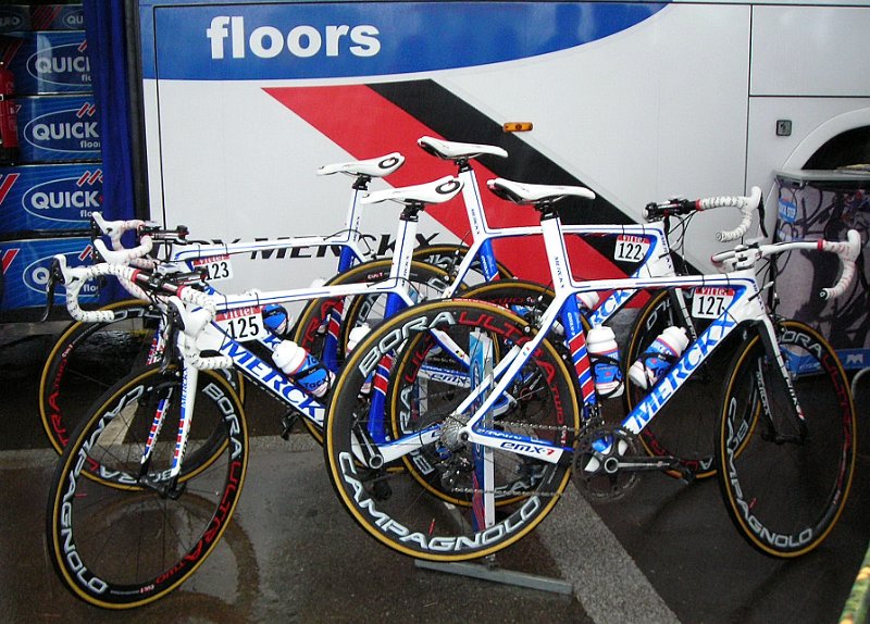 2011-07-05 88 Materiel des coureurs.JPG